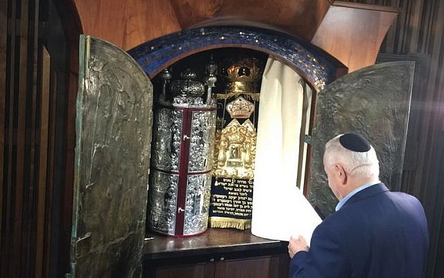 President Reuven Rivlin leading a community prayer at the President's Residence synagogue in Jerusalem on September 27, 2017. (Mark Neyman/GPO)