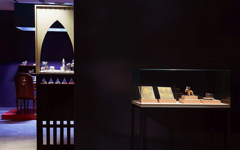 The display case holding four objects taken from an Egyptian home in 1973 by an Israeli soldier, who later became an artist, and unintentionally inspired one of his students to create an exhibit based on her works and that of the anonymous artist (Courtesy Noam Preisman)