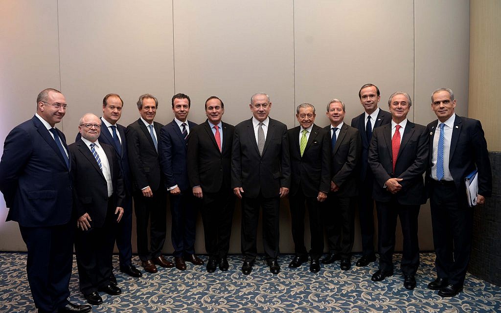 Prime Minister Benjamin Netanyahu (c) meets with Mexican businessmen in Mexico City, September 14, 2017. (Prime Minister's Office)