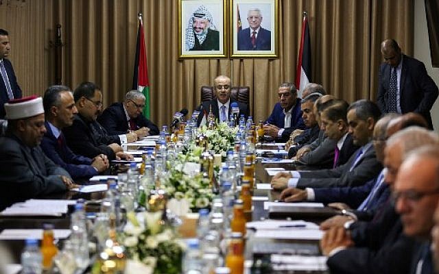 Palestinian Authority Prime Minister Rami Hamdallah (C) chairs a reconciliation government cabinet meeting in Gaza City on October 3, 2017.  (MOHAMMED ABED / AFP)