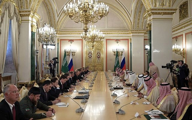 I membri della delegazione russa, guidati dal presidente Putin, si riuniscono con i membri della delegazione saudita, guidati dal re Salman bin Abdulaziz Al Saud, al Cremlino, Mosca, il 5 ottobre 2017. Credits to: Alexey Nikolsky/AFP.