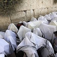 Jewish men perform the annual priestly blessing during the Sukkot holiday at the Western Wall in the Old City of Jerusalem on October 8, 2017. (AFP Photo/Menahem Kahana)
