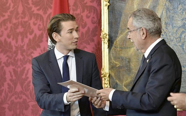 Sebastian Kurz, left, is handed a document by Austrian President Alexander Van der Bellen during a ceremony of Austria's outgoing government formally to tender their resignations in Vienna, Austria, on October 17, 2017, following general elections.  (AFP /APA/HANS PUNZ)