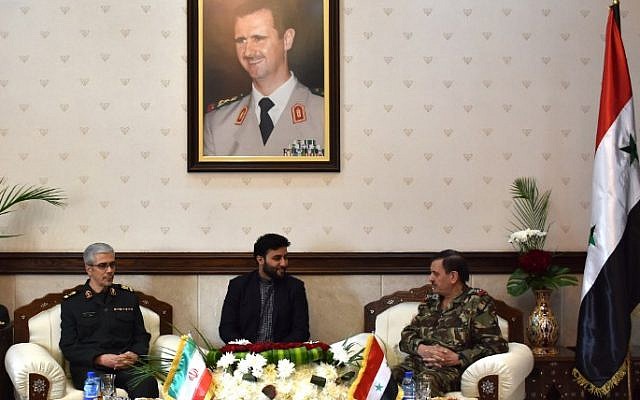 O ministro da Defesa da Síria, Fahd al-Freij (R), encontra-se com o chefe de gabinete das forças armadas do Irã, o major-general Mohammad Bagheri (L), no ministério da defesa na capital, Damasco, em 18 de outubro de 2017. (AFP PHOTO / STRINGER)