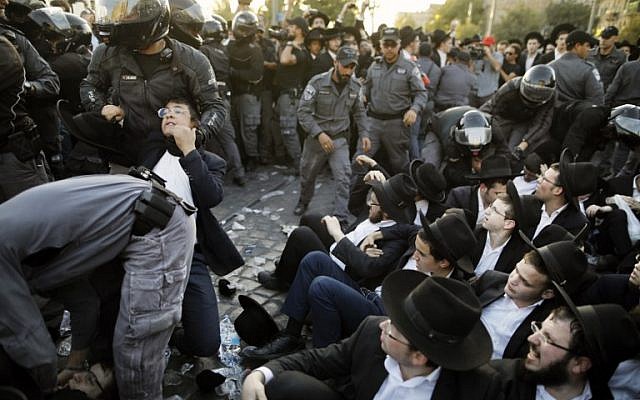 Police disperse ultra-Orthodox Jews demonstrating  in Jerusalem against the conscription of members of their community to the IDF on October 19, 2017. (AFP Photo/Menahem Kahana)