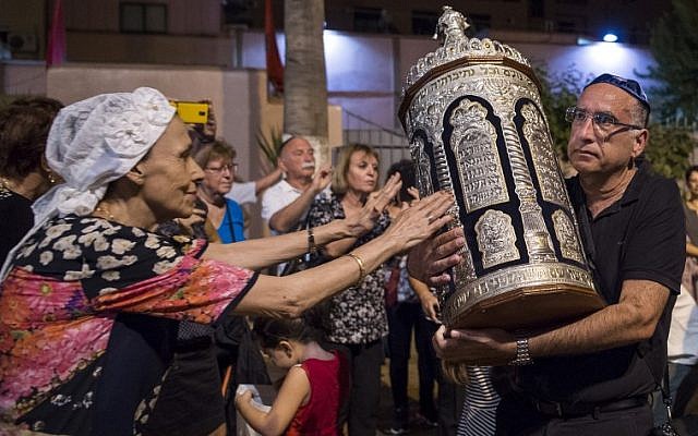 Moroccan Jews and Israeli Jewish tourists participate in Simchat Torah festivities at a synagogue in Marrakesh on October 12, 2017. (AFP Photo/Fadel Senna)