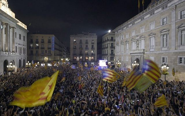 People gather in front of the 'Generalitat' palace (Catalan government headquarters) at the Sant Jaume square to celebrate the proclamation of a Catalan republic in Barcelona on October 27, 2017. (Lluis Gene/AFP)