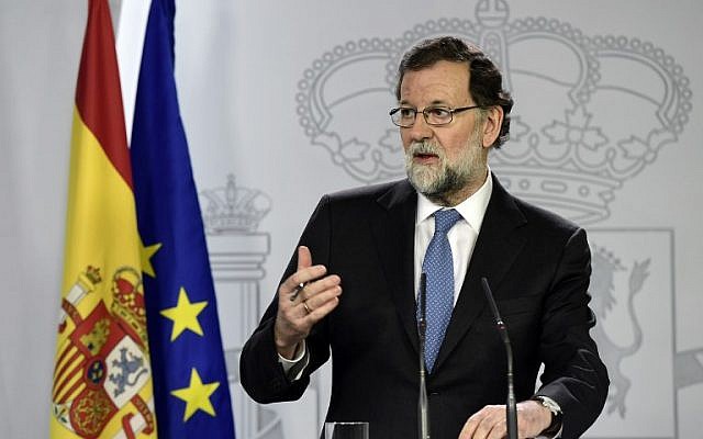 Spanish Prime Minister Mariano Rajoy gives a press conference after a cabinet meeting at La Moncloa Palace in Madrid, on October 27, 2017. (AFP PHOTO / JAVIER SORIANO)
