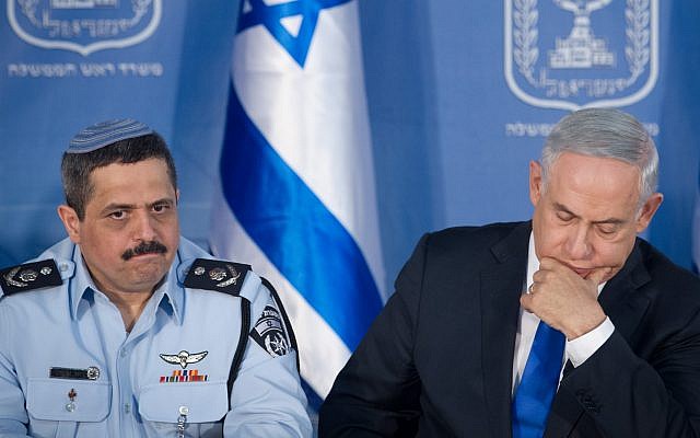 Chief of Police Roni Alsheich seen with Prime Minister Benjamin Netanyahu at a welcoming ceremony held in Alsheich's honour, at the Prime Minister's Office in Jerusalem, on December 3, 2015. (Miriam Alster/Flash90)