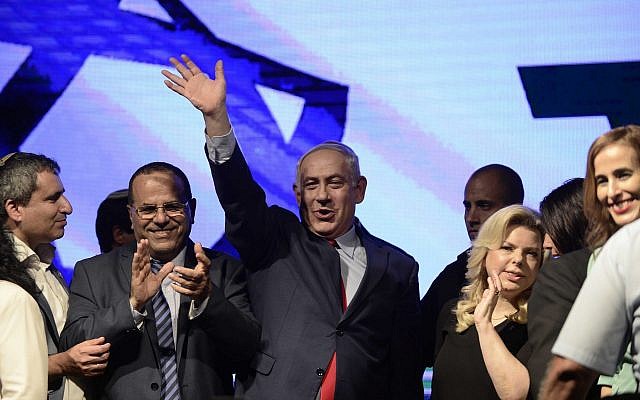 Prime Minister Benjamin Netanyahu, his wife Sara and Likud lawmakers attend a rally in support of the premier in Tel Aviv on August 9, 2017. (Tomer Neuberg/Flash90)