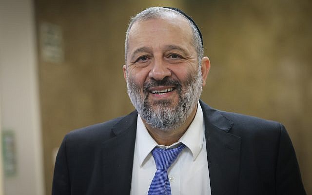 Interior Minister Aryeh Deri arrives for the weekly government conference at the Prime Minister's Office in Jerusalem, October 15, 2017. (Alex Kolomoisky)
