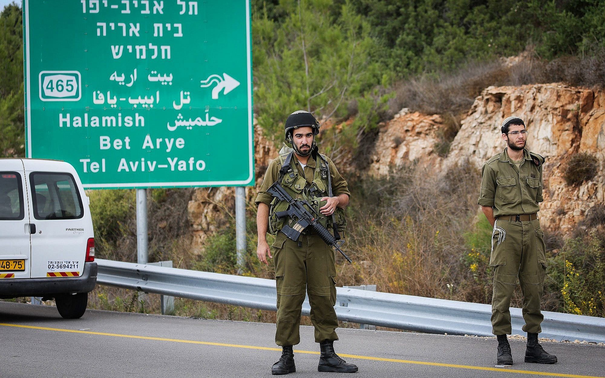 Security forces are seen near the West Bank settlement of Halamish, where IDF soldiers shot dead a Palestinian driver who they said accelerated towards them, on October 31, 2017. (Flash90)
