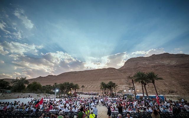 Thousands of Christian pilgrims attend the Feast of Tabernacles celebration in Ein Gedi, near the Dead Sea, October 6, 2017. (International Christian Embassy Jerusalem)