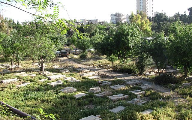 Partial view of Mamilla Cemetery. (CC BY-SA Yoninah, Wikimedia commons)