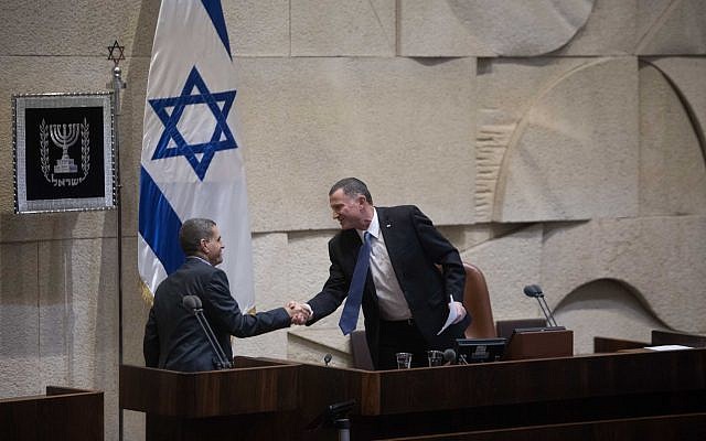 Knesset Speaker Yuli Edelstein (R) shakes hands with incoming Meretz MK Mossi Raz in the Knesset on October 23, 2017 (Yitzhak Harari/Knesset spokesperson's office)