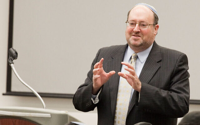Rabbi Kenneth Brander delivers a lecture (rabbikennethbrander.com)