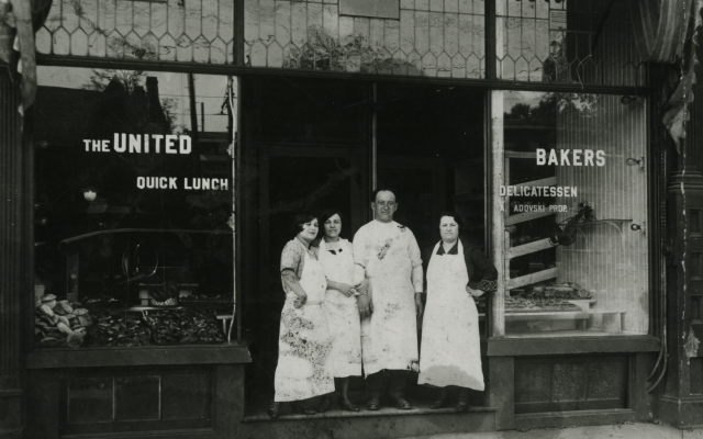 1915 photo on the front steps of United Bakers in Toronto. (Ontario Jewish Archives)