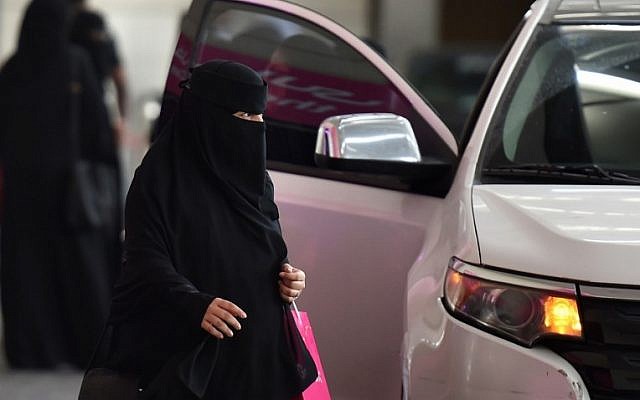 A Saudi woman walks past a car outside a hotel in the Saudi capital Riyadh, on September 28, 2017. (AFP PHOTO / FAYEZ NURELDINE)