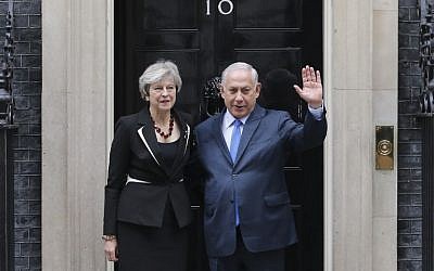 Prime Minister Benjamin Netanyahu poses with British Prime Minister Theresa May outside 10 Downing street in London on November 2, 2017. (AFP Photo/Daniel Leal-Olivas)
