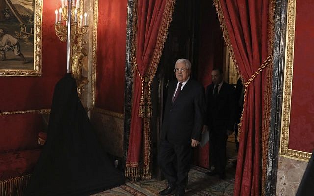 Palestinian president Mahmoud Abbas arrives before a state lunch with Spain's King Felipe and Queen Letizia (unseen) at the Royal Palace in Madrid, on November 20, 2017.  (AFP PHOTO / POOL / JUAN MEDINA)