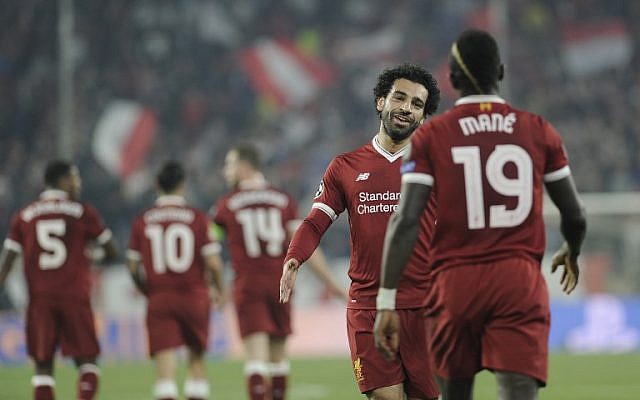 Liverpool's Egyptian midfielder Mohamed Salah (L) congratulates Senegalese midfielder Sadio Mane (R) after Mane scored a goal on November 21, 2017 at the Ramon Sanchez Pizjuan stadium in Sevilla during the UEFA Champions League group E football match between Sevilla FC and Liverpool FC. (AFP PHOTO / CRISTINA QUICLER)