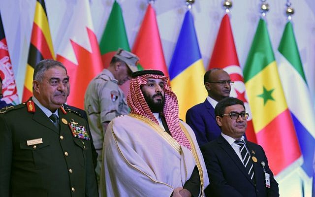 Saudi Crown Prince and Defense Minister Mohammed bin Salman (C) poses for a group picture with other defense ministers and officials of the 41-member Saudi-led Muslim counter-terrorism alliance in the capital Riyadh. (AFP PHOTO / Fayez Nureldine)