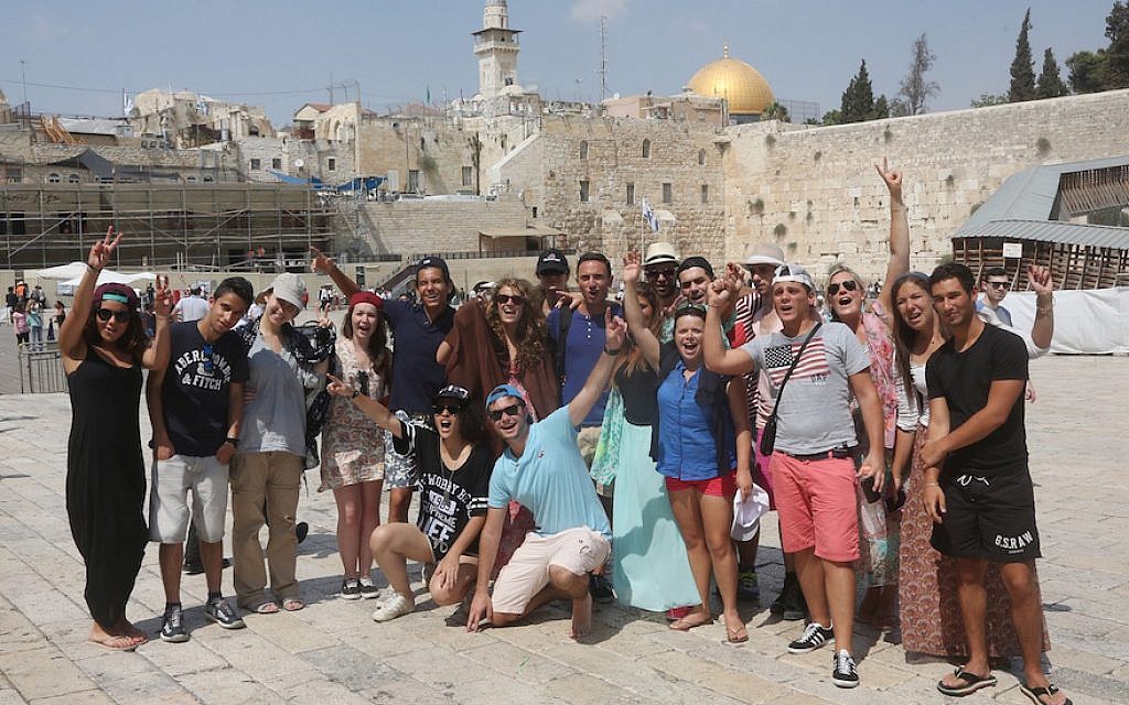 Illustrative: Taglit Birthright participants visit at the Western Wall in the Old City of Jerusalem on August 18, 2014. (Flash90)
