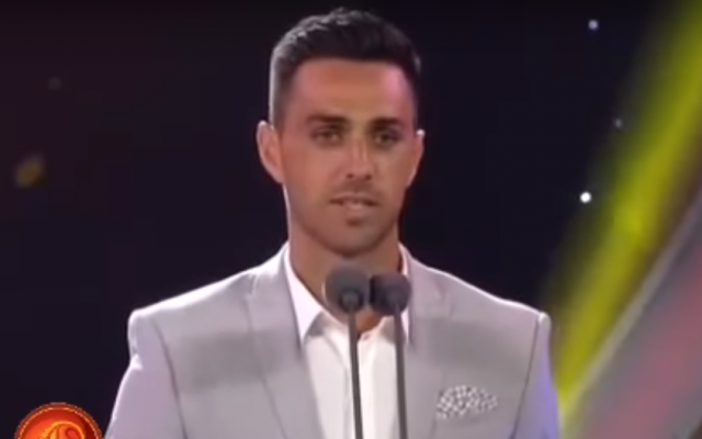 Israeli soccer player Eran Zahavi receives the award for the Chinese Super League's player of the year on November 11, 2017. (Screen capture: YouTube)
