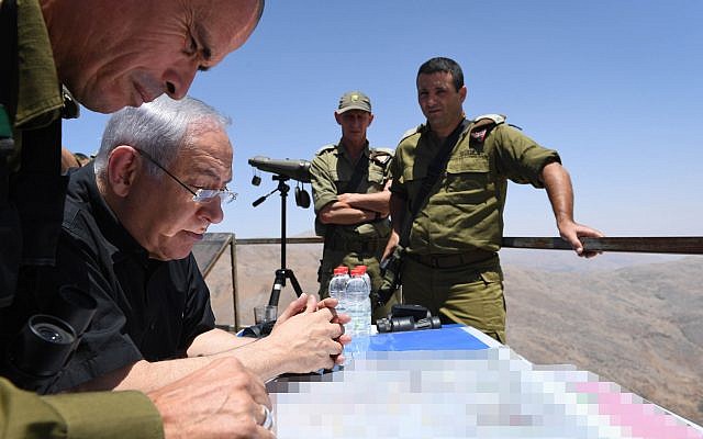 Prime Minister Benjamin Netanyahu and senior IDF officers tour the northern border on the Golan Heights, on July 25, 2017. (Kobi Gideon/GPO)