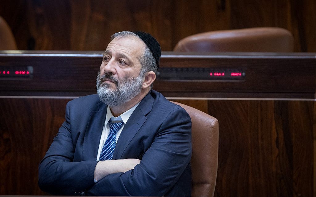 Interior Minister Aryeh Deri in the Knesset, November 1, 2017. (Yonatan Sindel/Flash90)
