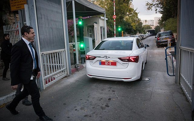 Police investigators arrive at the entrance to the Prime Minister's Residence in Jerusalem on November 19, 2017, to interrogate Benjamin Netanyahu. (Yonatan Sindel/Flash90)