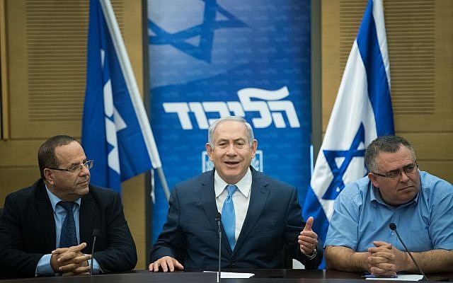 Prime Minister Benjamin Netanyahu, center, leads a Likud faction meeting at the Knesset on November 20, 2017. (Yonatan Sindel/Flash90)