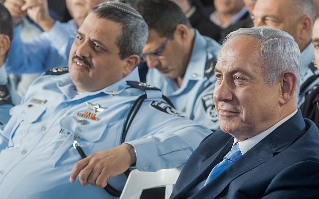 Prime Minister Benjamin Netanyahu (right) and Chief of Police Roni Alsheikh at an inauguration ceremony marking the opening of a new police station in the northern Arab town of Jisr az-Zarqa. November 21, 2017. (Basel Awidat/ Flash90)