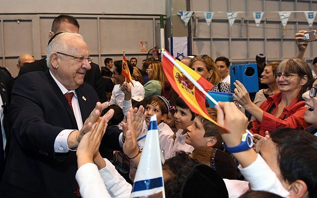 President Reuven Rivlin meets with Madrid's Jewish community on November 5, 2017. (Haim Zach / GPO)