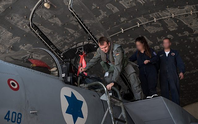 A German pilot gets into an Israeli fighter jet ahead of the international Blue Flag exercise in early November 2017. (Israel Defense Forces)