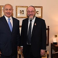 Prime Minister Benjamin Netanyahu, left, with British Chief Rabbi Ephraim Mirvis, during a meeting with leaders of the UK Jewish community, November 5, 2017. (Kobi Gideon/GPO)