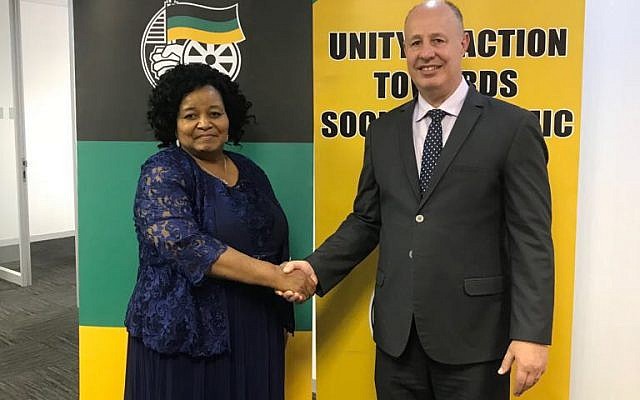 Regional Cooperation Minister Tzachi Hanegbi, left, with South African Environment Minister Bomo Molewa, November 6, 2017 (courtesy)