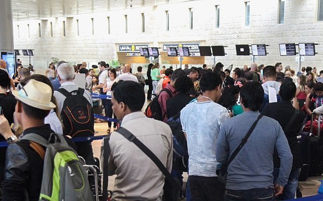 Thousands of people stand in line at Ben Gurion Airport's departure terminal on August 13, 2015, a day when 79,800 passengers passed through on 457 flights. (Flash90)