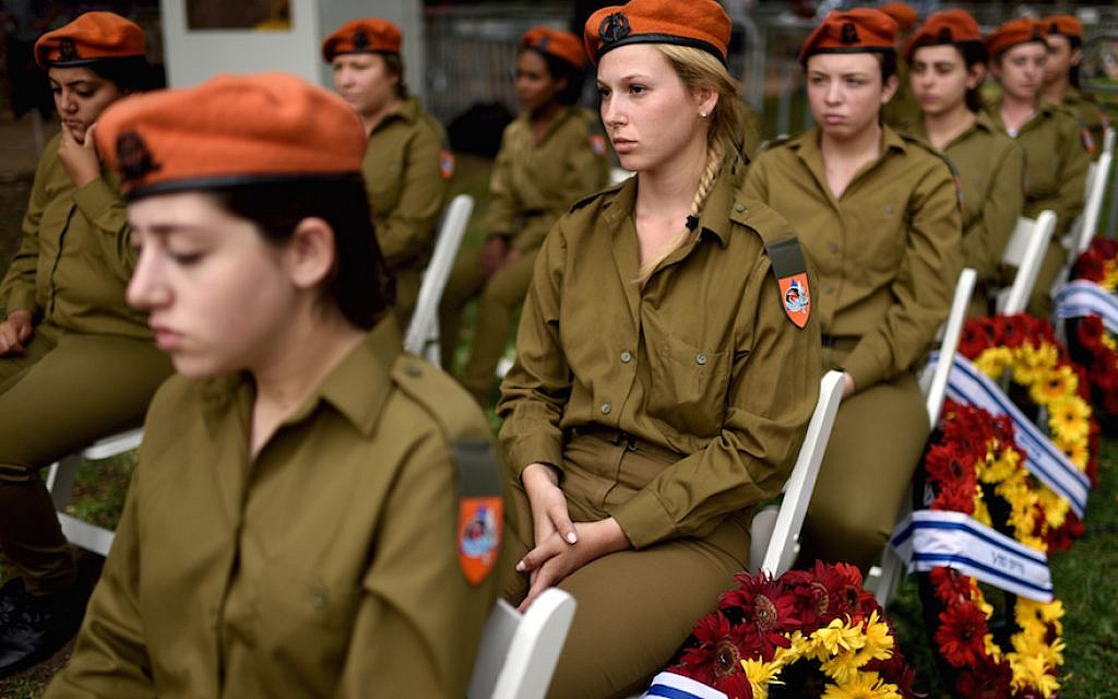 Female soldiers participate in an official ceremony marking Israel's Memorial Day, one day ahead of Israel's 69'th Indepedence Day in Kiryat Shaul military cemetery, Tel Aviv, on May 1, 2017. (Gili Yaari/Flash90)