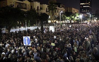 Protesters take part in a demonstration against government corruption and Prime Minister Benjamin Netanyahu on December 2, 2017 in Tel Aviv (AFP/Oren Ziv)