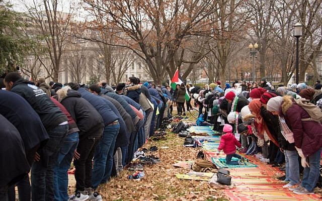 Muslim worshippers gather in front of the White House for Friday prayers on December 08, 2017 in Washington, DC at a protest against US President Donald Trump's declaration of Jerusalem as Israel's capital. (AFP PHOTO / mari matsuri)