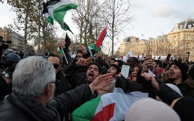 Demonstrators shout slogans as they wave placards and flags while taking part in a pro-Palestinian protest in Paris on December 9, 2017, against US President Donald Trump's recognition of Jerusalem as Israel's capital. (AFP/ Zakaria ABDELKAFI)