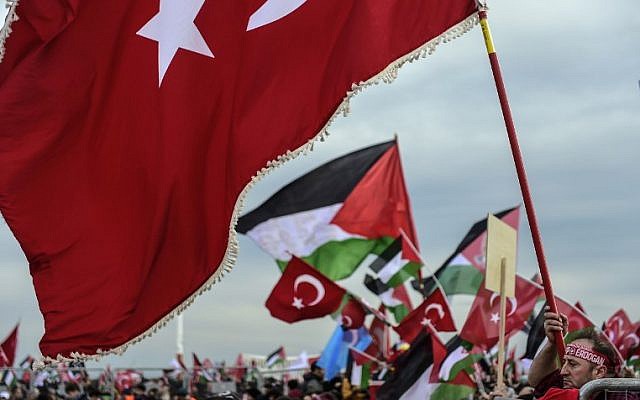 Pro-palestinians protesters chant slogans against US and Israel as they wave Turkish and Palestinians' flags on December 10, 2017 during a demonstration in Istanbul. (AFP PHOTO / YASIN AKGUL)