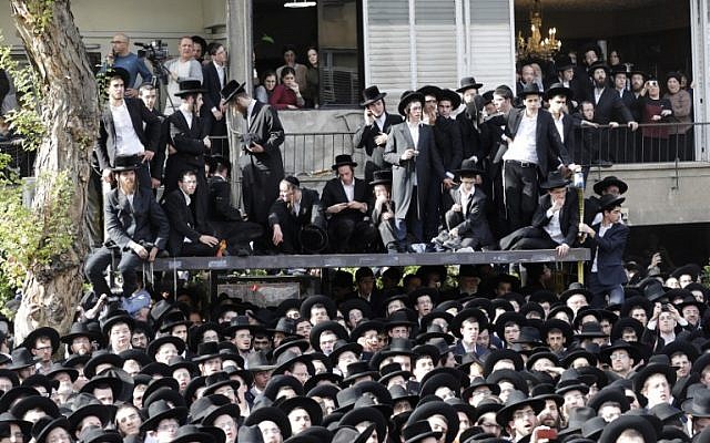 People attend the funeral of top spiritual authority for ultra-Orthodox Jews in Israel and around the world, Rabbi Aaron Yehuda Leib Shteinman, in the central Israeli city of Bnei Brak on December 12, 2017.(AFP PHOTO / Menahem KAHANA)