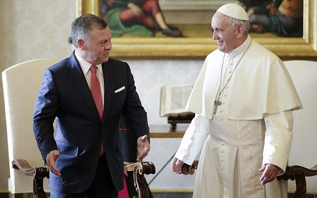 Pope Francis (R) speaks with Jordan's King Abdullah II during a private meeting at the Vatican, on December 19, 2017. (AFP PHOTO / POOL / MAX ROSSI)