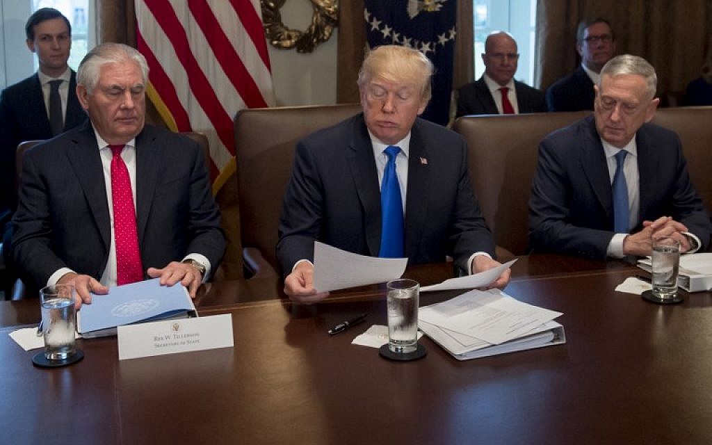 US President Donald Trump, center, holds a Cabinet Meeting alongside Secretary of State Rex Tillerson, left and Secretary of Defense Jim Mattis in the Cabinet Room at the White House in Washington, DC, December 20, 2017. (AFP/ SAUL LOEB)