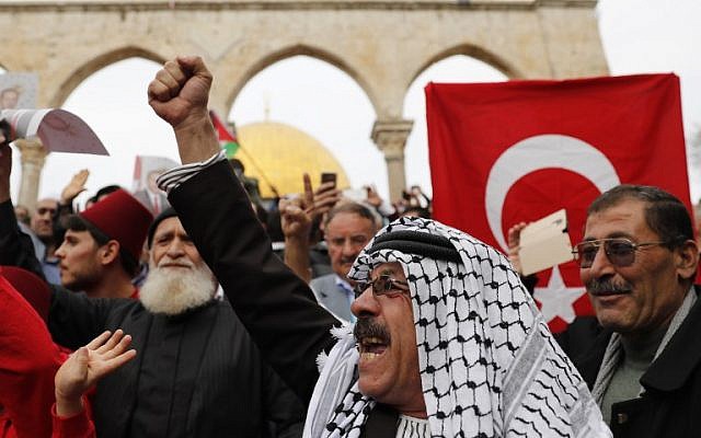 Muslim worshipers hold Palestinian and Turkish flags following Friday noon prayer in Jerusalem's Old City's Al-Aqsa mosque compound on the Temple Mount, December 22, 2017. (AFP Photo/Ahmad Gharabli)