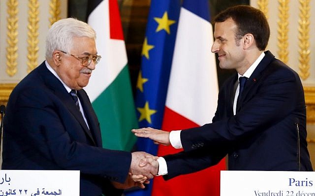 French President Emmanuel Macron (R) shakes hands with Palestinian Authority President Mahmoud Abbas at the end of a joint press conference following their meeting at the Elysee presidential Palace, in Paris, on December 22, 2017. (AFP/Pool/Francois Mori)