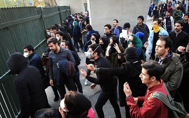 Iranian students protest at the University of Tehran during a demonstration driven by anger over economic problems, in the capital Tehran on December 30, 2017. (AFP/ STR)