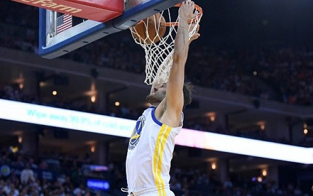 Omri Casspi of the Golden State Warriors goes up for a slam dunk against the Cleveland Cavaliers during an NBA basketball game on December 25, 2017 in Oakland, California. (Thearon W. Henderson/Getty Images/AFP)